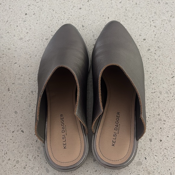 Kelsi Dagger Brooklyn slides, size 9.5M in graphite. - Picture 2 of 6